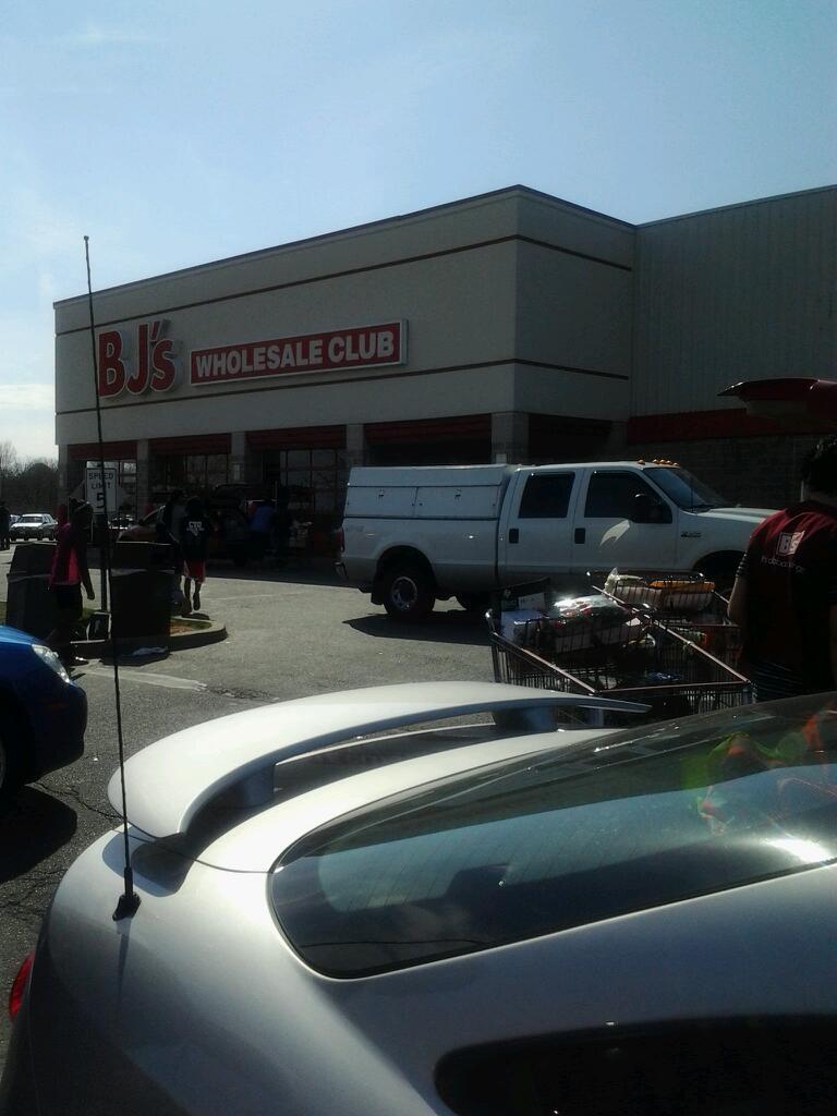 Photo of BJ's Wholesale Club in Linden City, New Jersey, United States - 2 Picture of Food, Point of interest, Establishment, Store, Grocery or supermarket, Bakery, Gas station, Car repair, Clothing store, Electronics store