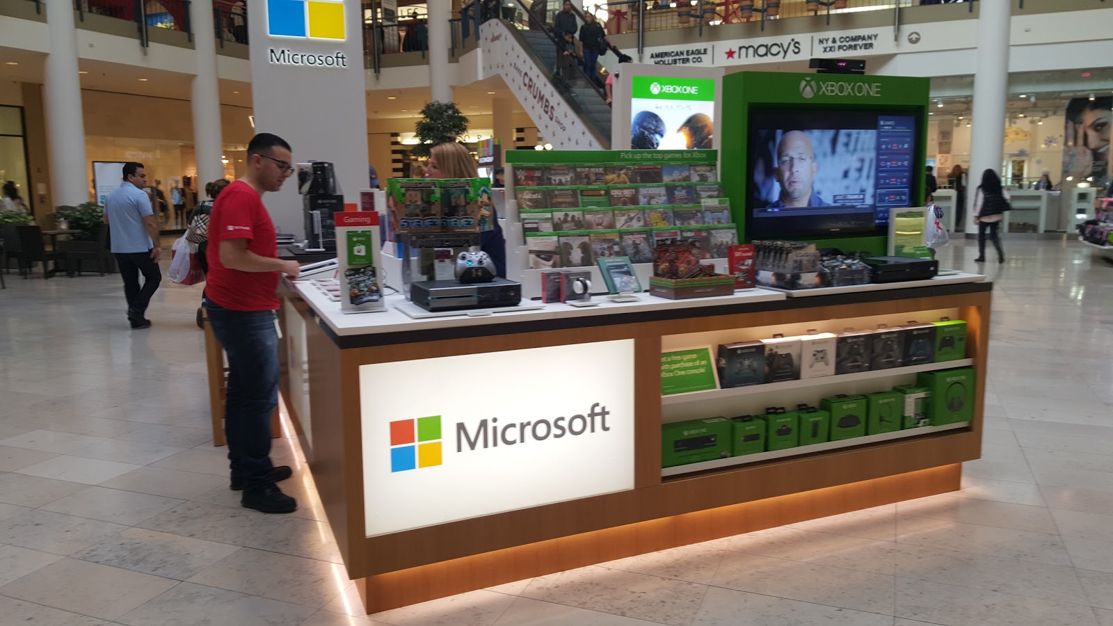 Photo of Microsoft Store - Staten Island Mall in Richmond City, New York, United States - 1 Picture of Point of interest, Establishment, Store, Electronics store