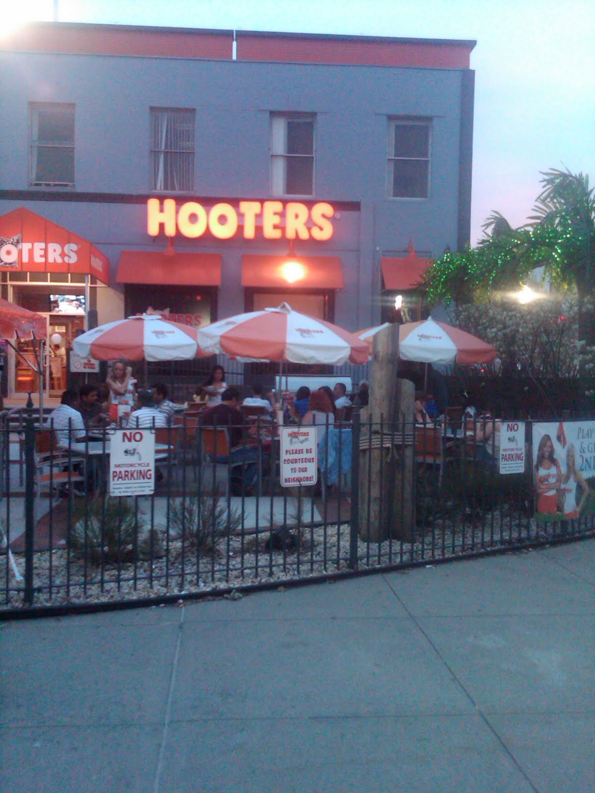 Photo of Hooters in Fresh Meadows City, New York, United States - 1 Picture of Restaurant, Food, Point of interest, Establishment