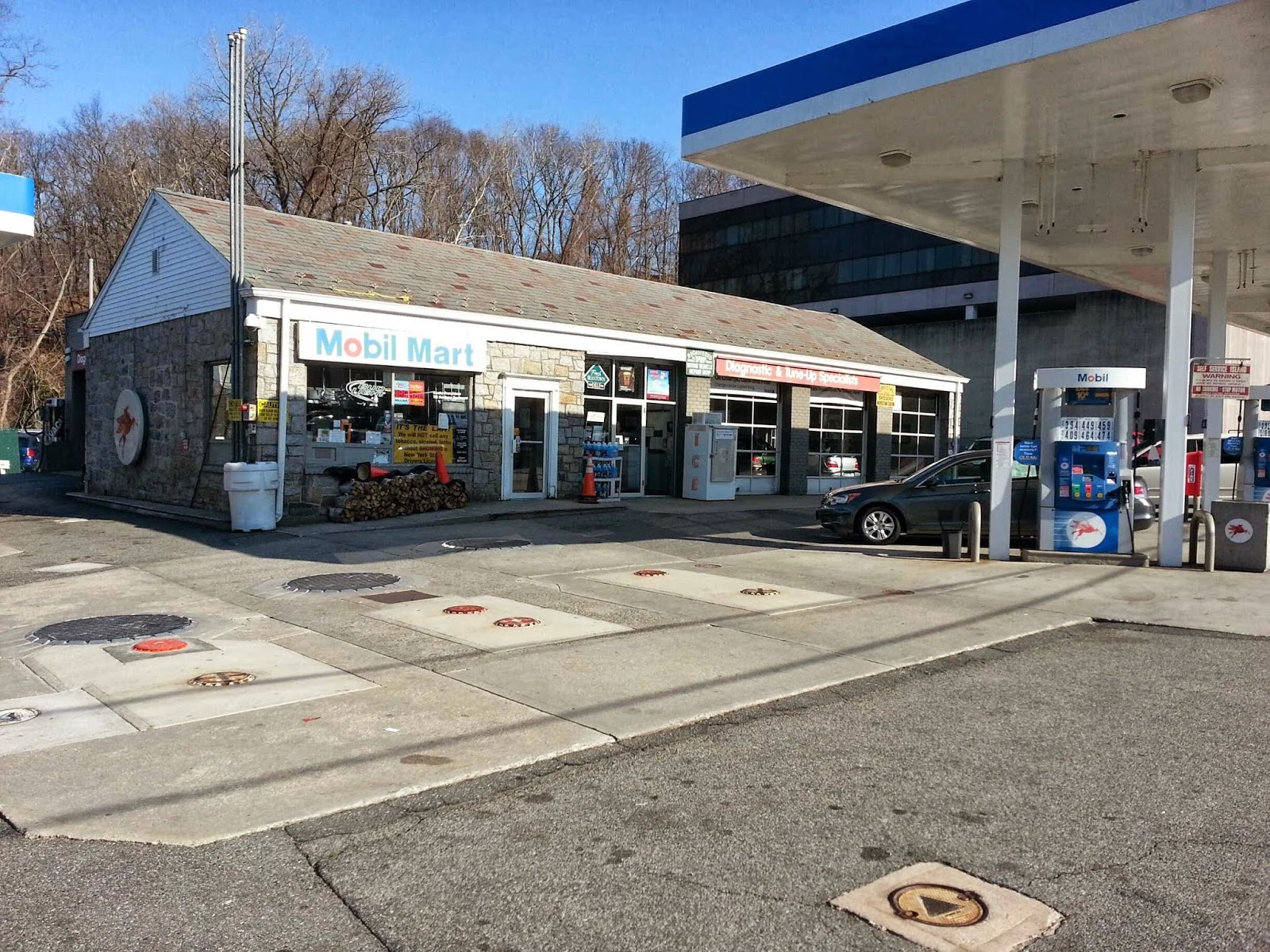 Photo of Manhasset Super Service / Car Care of Manhasset in Manhasset City, New York, United States - 3 Picture of Food, Point of interest, Establishment, Store, Gas station, Convenience store, Car repair