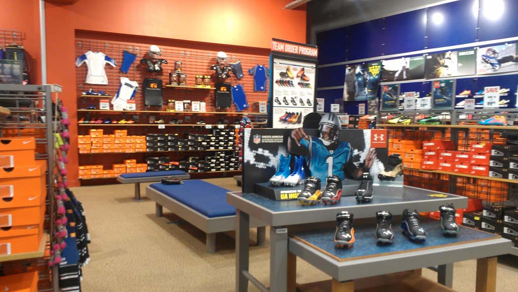 Photo of Dick's Sporting Goods in Woodbridge Township City, New Jersey, United States - 3 Picture of Point of interest, Establishment, Store, Clothing store, Shoe store