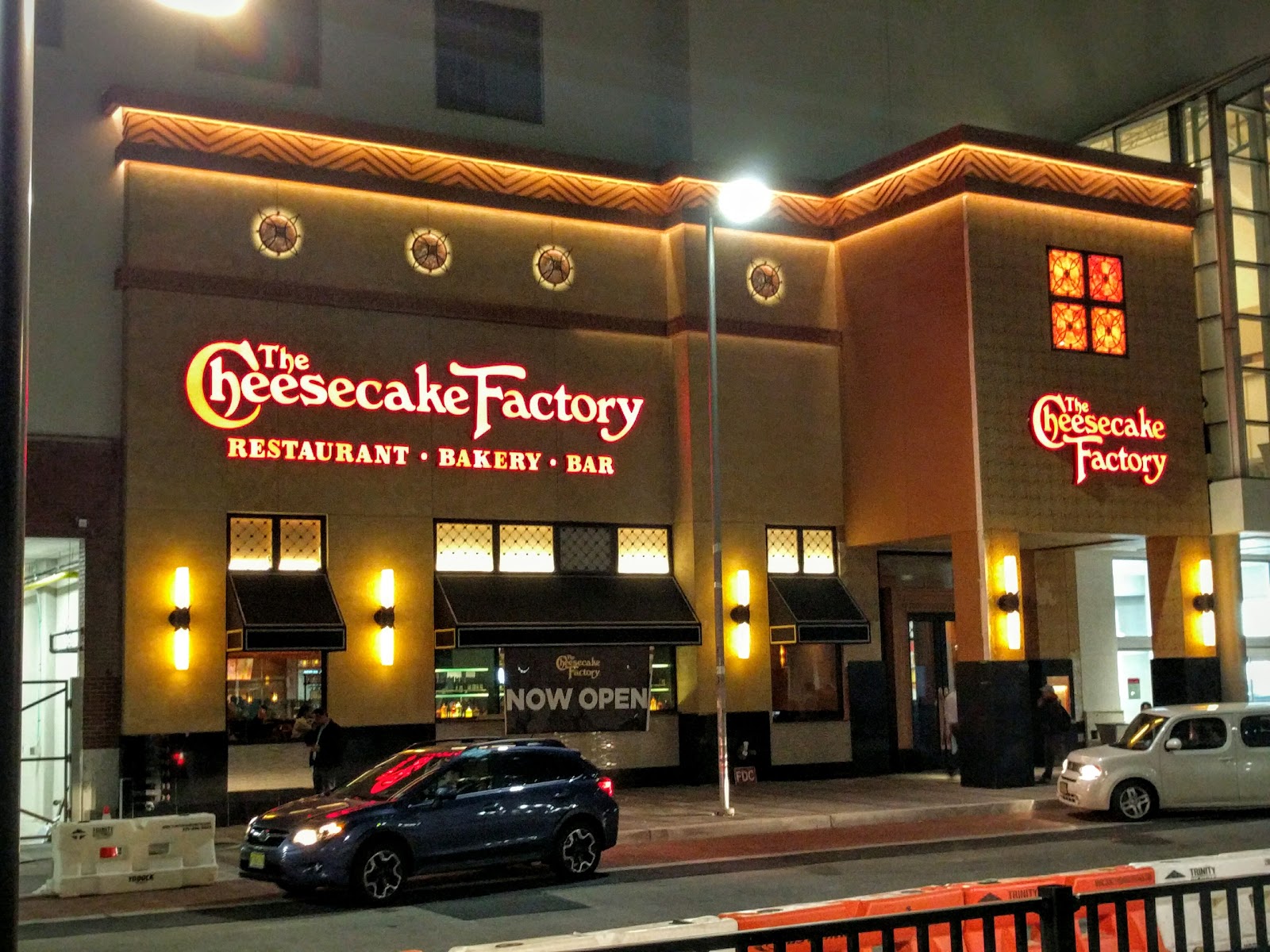 Photo of The Cheesecake Factory in Jersey City, New Jersey, United States - 5 Picture of Restaurant, Food, Point of interest, Establishment, Meal takeaway