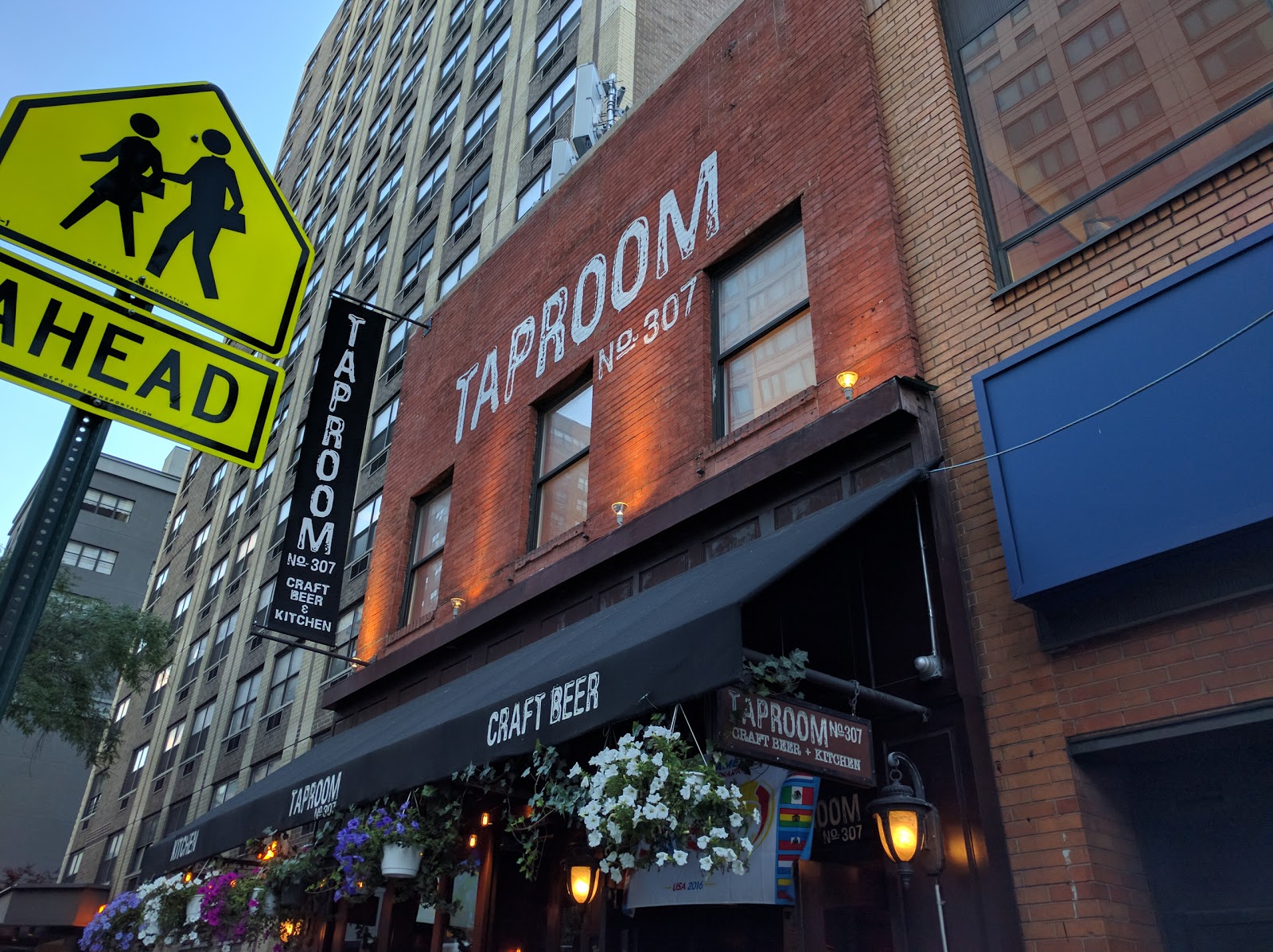 Photo of Taproom No.307 in New York City, New York, United States - 1 Picture of Restaurant, Food, Point of interest, Establishment, Bar