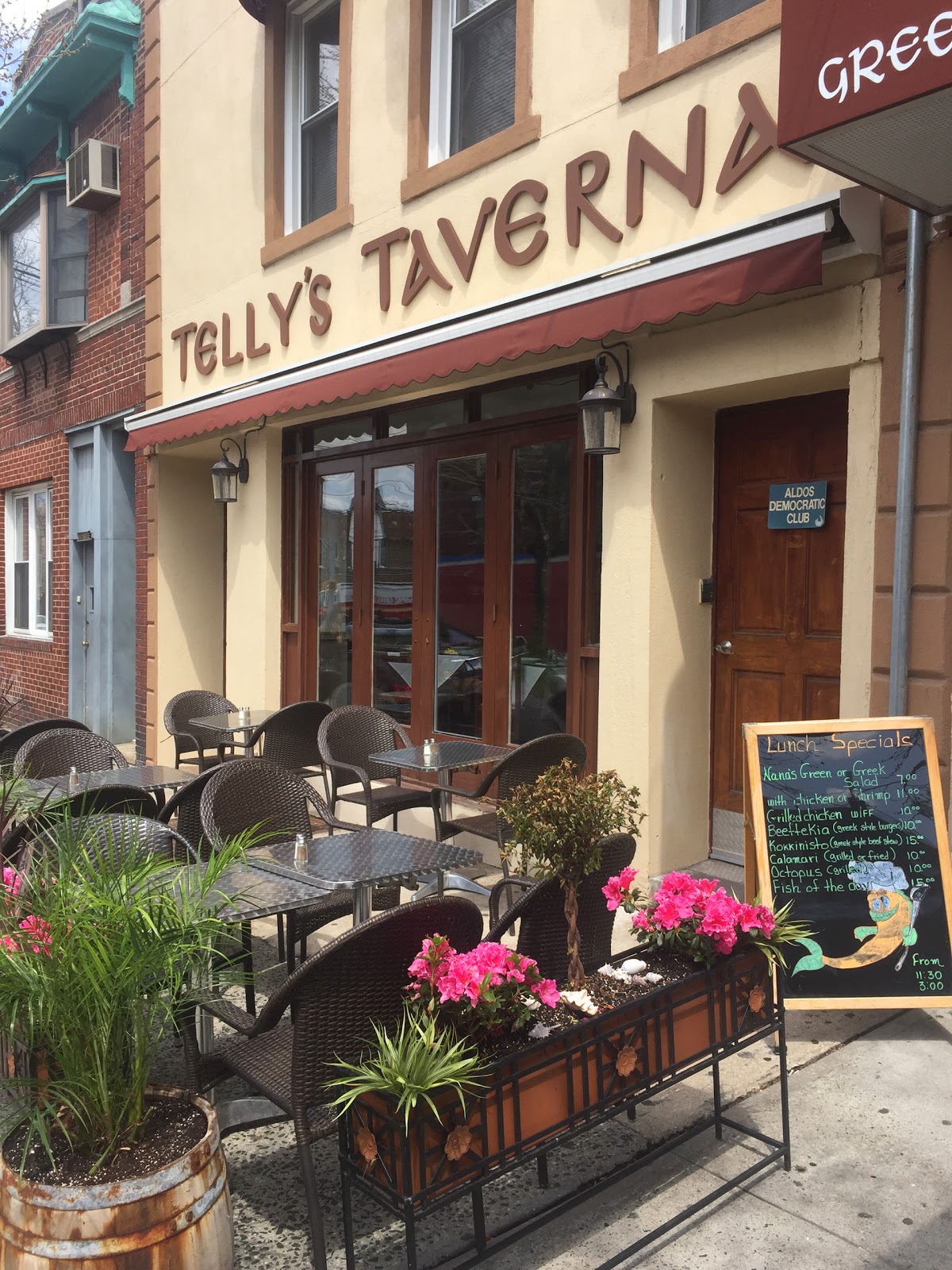 Photo of Telly's Taverna in Astoria City, New York, United States - 1 Picture of Restaurant, Food, Point of interest, Establishment, Store, Bar