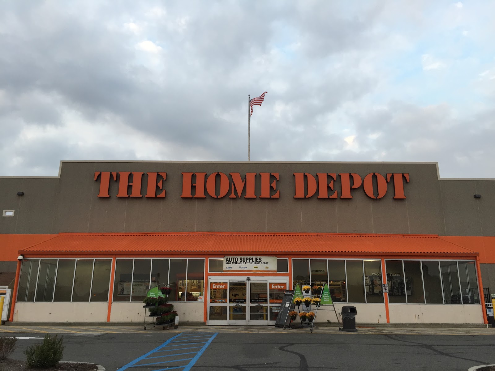 Photo of The Home Depot in Newark City, New Jersey, United States - 2 Picture of Point of interest, Establishment, Store, Home goods store, Furniture store, Hardware store