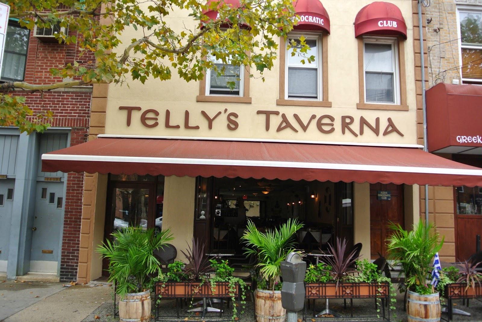 Photo of Telly's Taverna in Astoria City, New York, United States - 5 Picture of Restaurant, Food, Point of interest, Establishment, Store, Bar