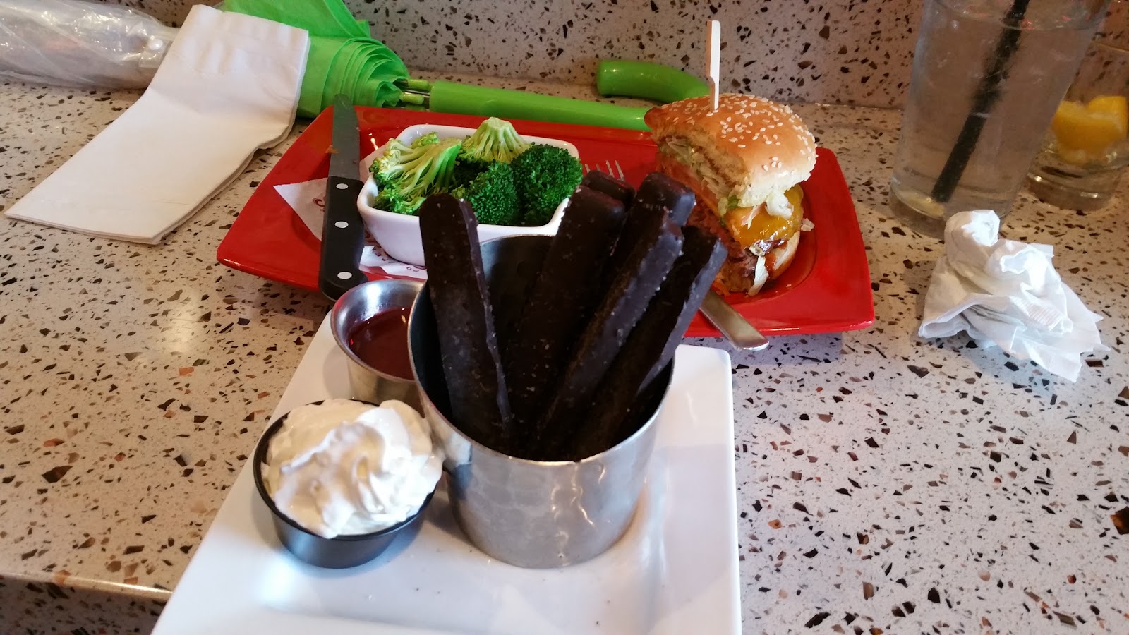 Photo of Red Robin Gourmet Burgers in Paramus City, New Jersey, United States - 2 Picture of Restaurant, Food, Point of interest, Establishment