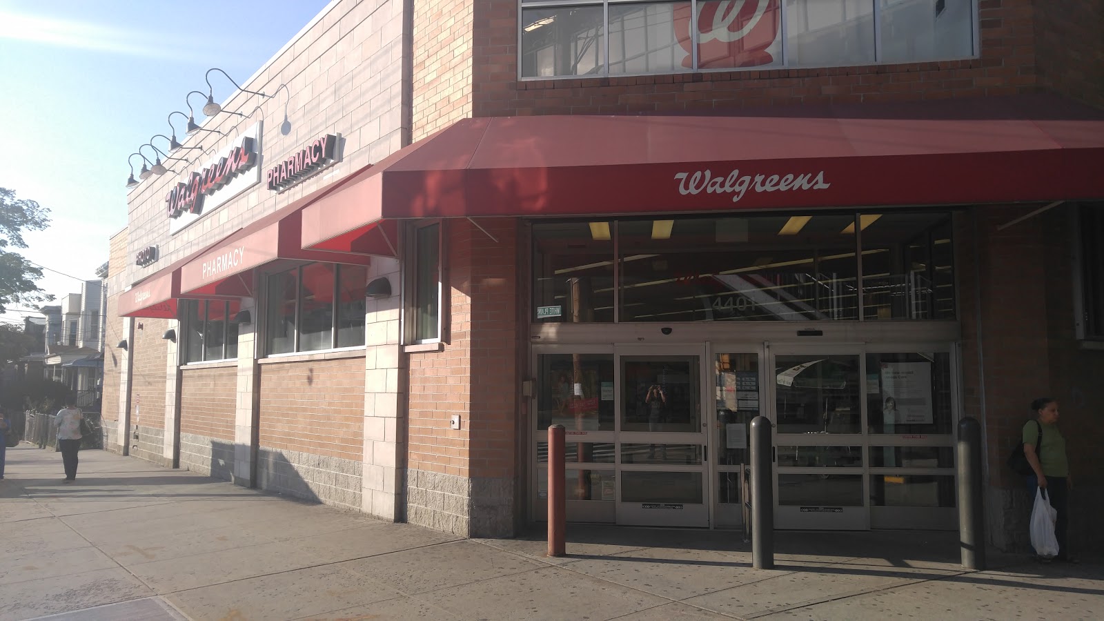 Photo of Walgreens in Bronx City, New York, United States - 2 Picture of Food, Point of interest, Establishment, Store, Health, Convenience store, Home goods store, Clothing store, Electronics store
