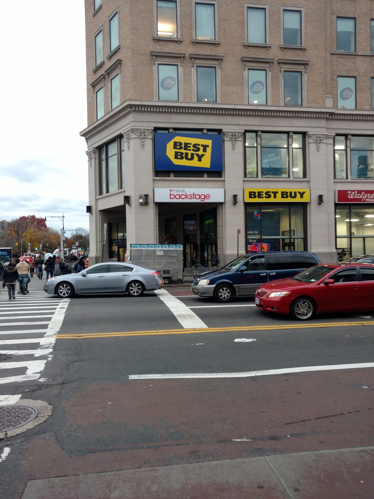 Photo of Best Buy in Bronx City, New York, United States - 1 Picture of Point of interest, Establishment, Store, Home goods store, Electronics store