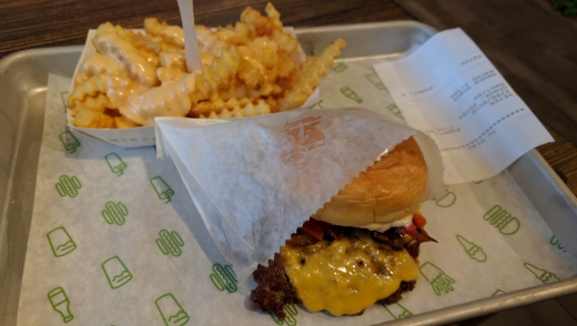 Shake Shack in North New Hyde Park City, New York, United States - #4 Photo of Restaurant, Food, Point of interest, Establishment, Store