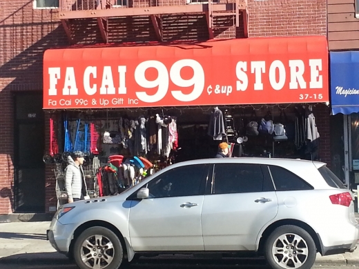 Photo by enio segovia for New York 99 Cents Store