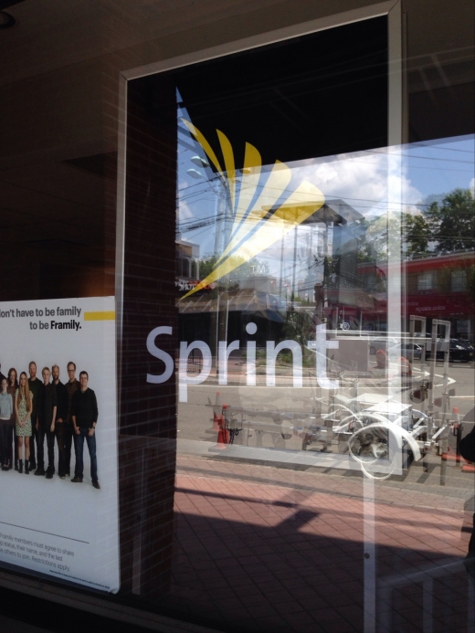 Sprint Store in Fort Lee City, New Jersey, United States - #1 Photo of Point of interest, Establishment, Store, Electronics store