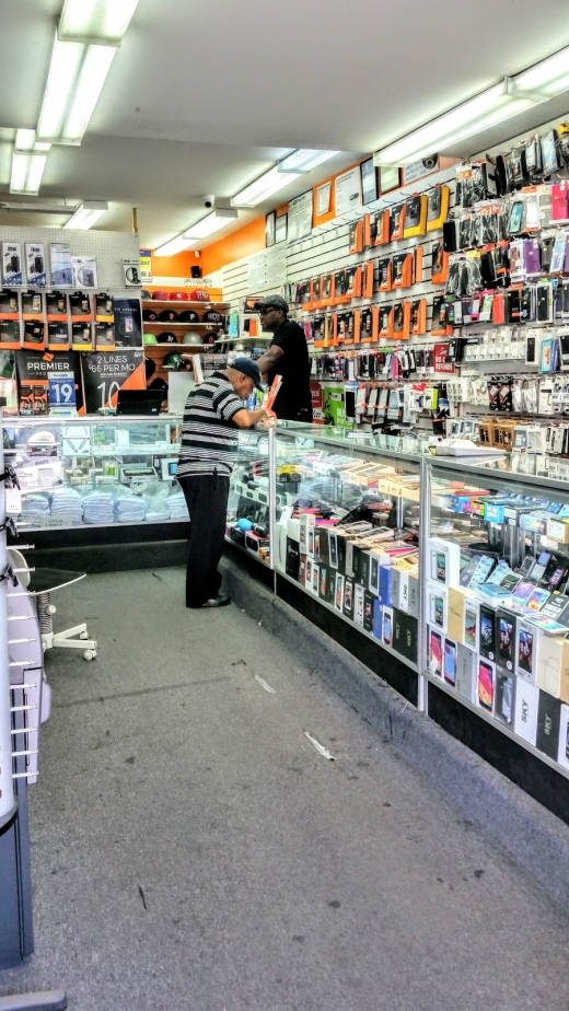 M T Wireless Plus Inc. in Bronx City, New York, United States - #2 Photo of Point of interest, Establishment, Store