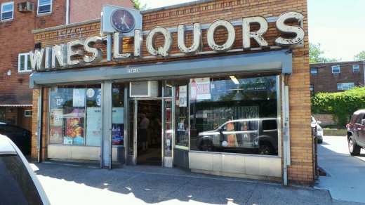 Photo by Walkernine NYC for Expressway Wine & Liquor Store